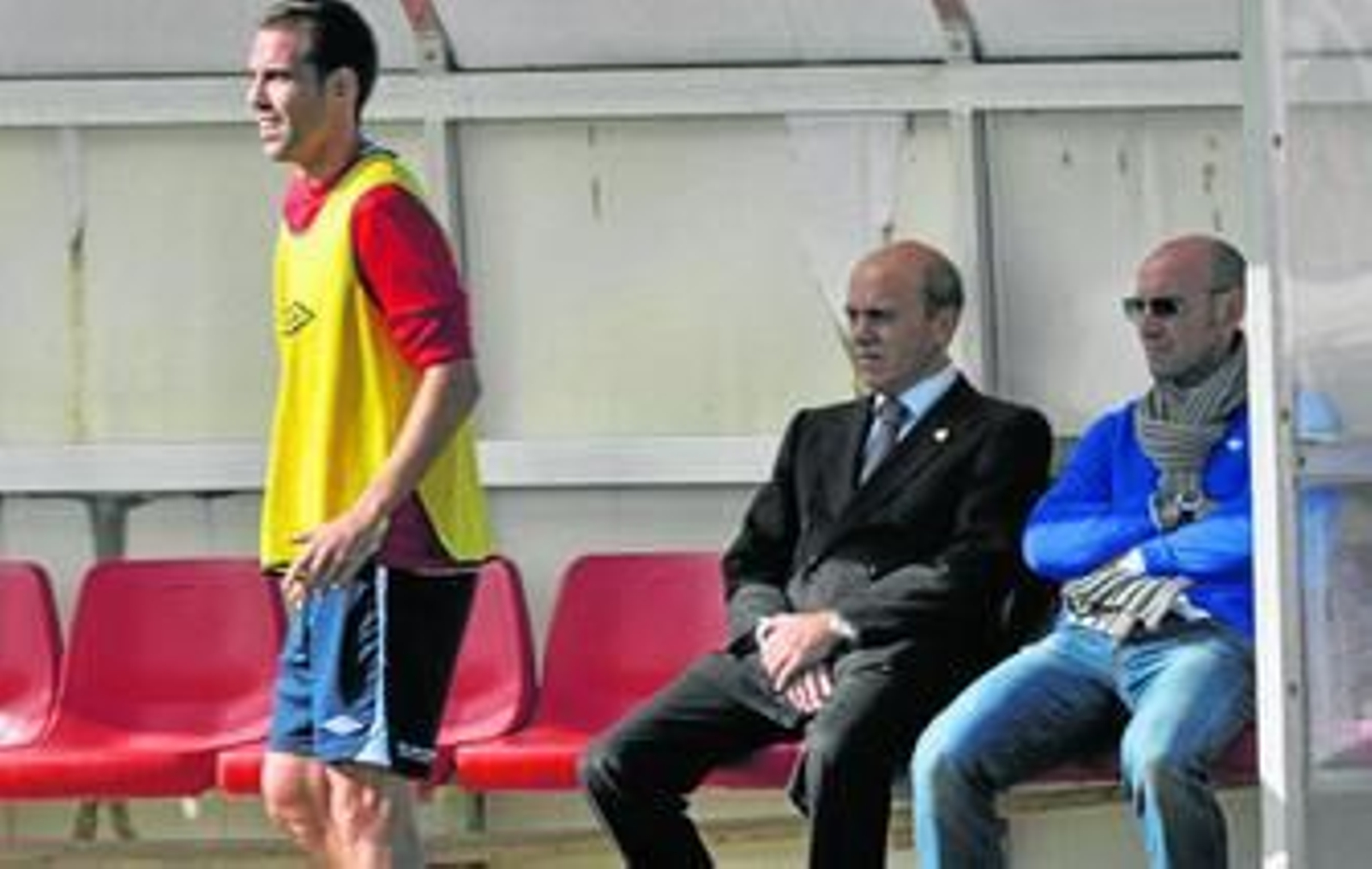 Del Nido y Monchi, atentos a un entrenamiento en el banquillo del Sevilla.