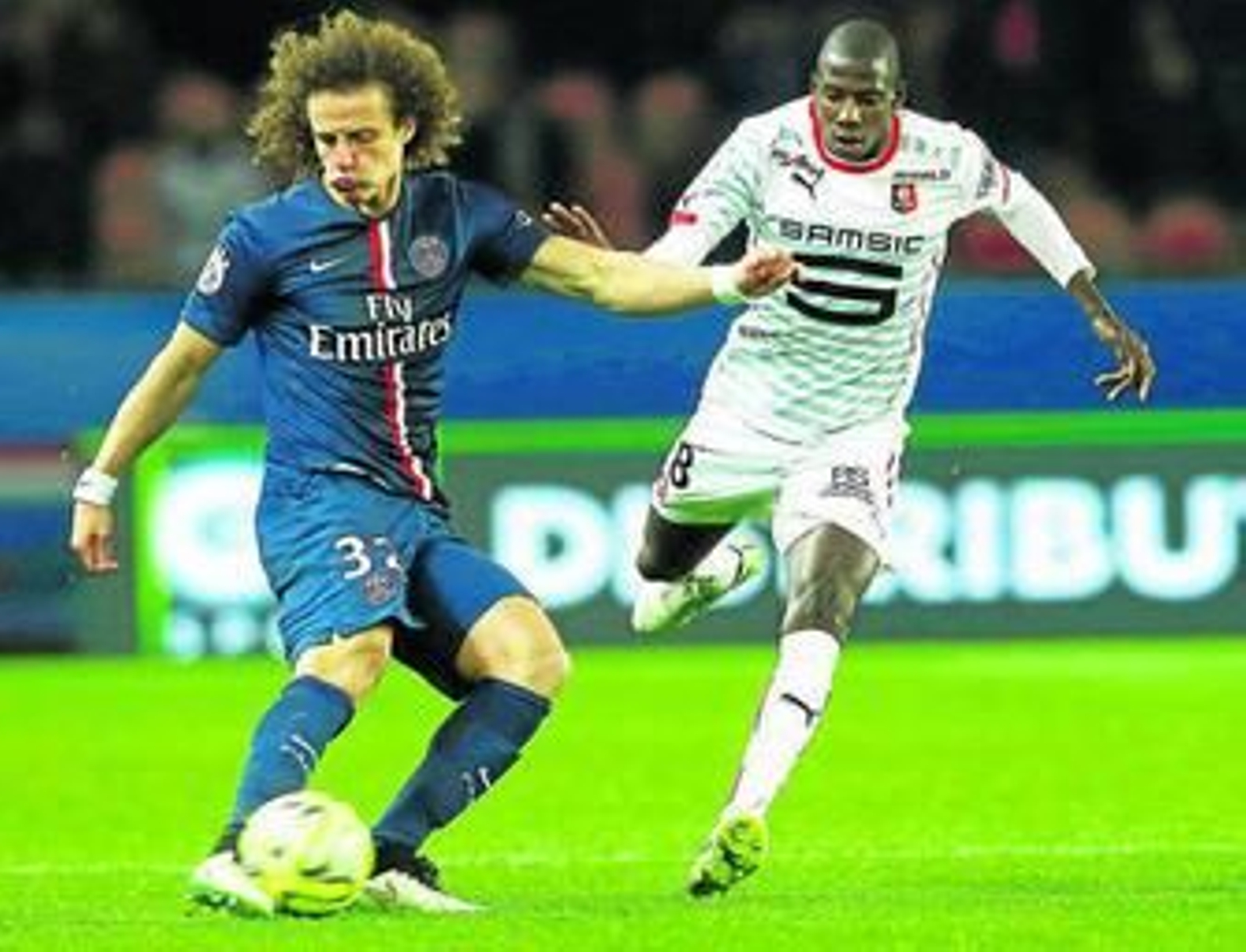 Ricardo Costa pugna con Falcao durante su etapa en el Valencia.
