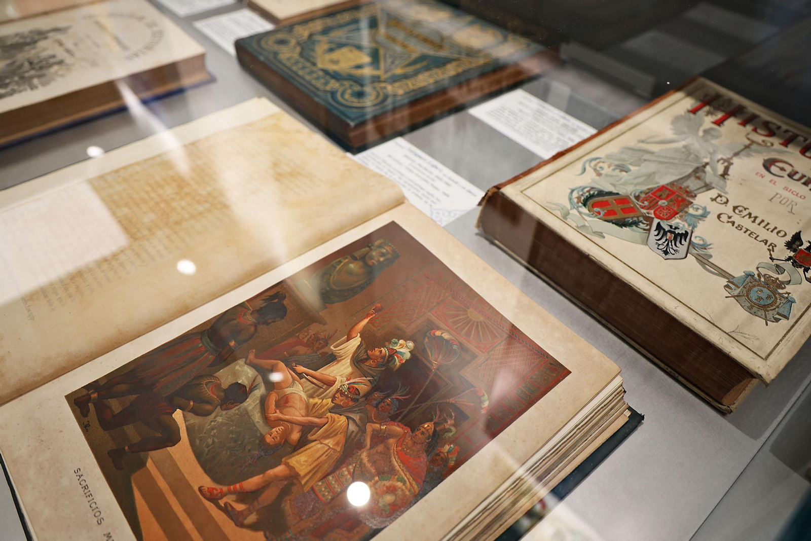 Exposición sobre Vázquez López en el vestíbulo de la Biblioteca