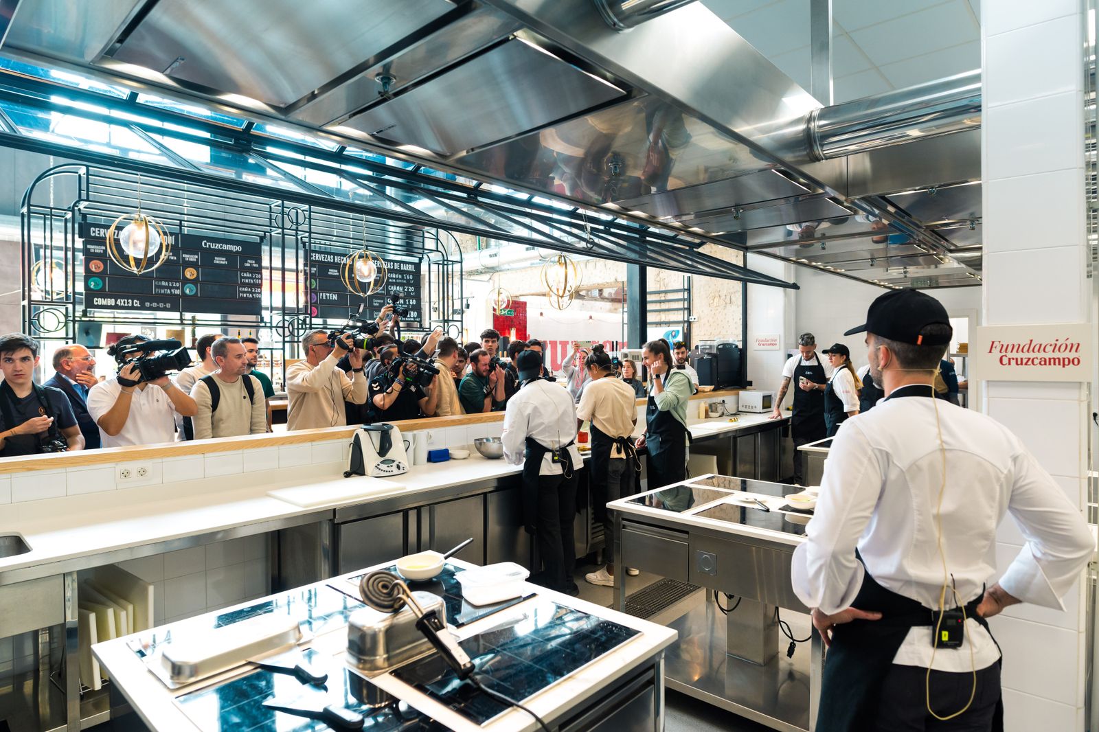 Las fotos de jugadores del Betis y del Sevilla en la Cruzcampo