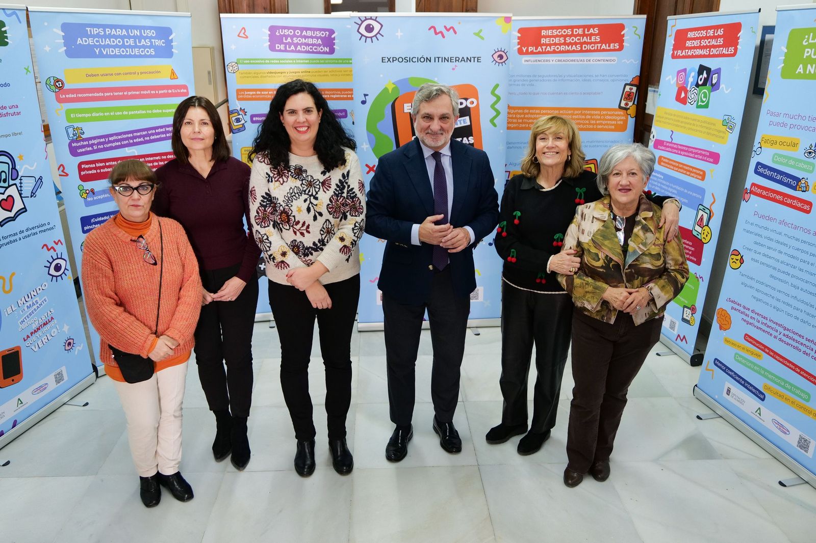 La exposición consta de nueve paneles sobre los riesgos del abuso de las pantallas.