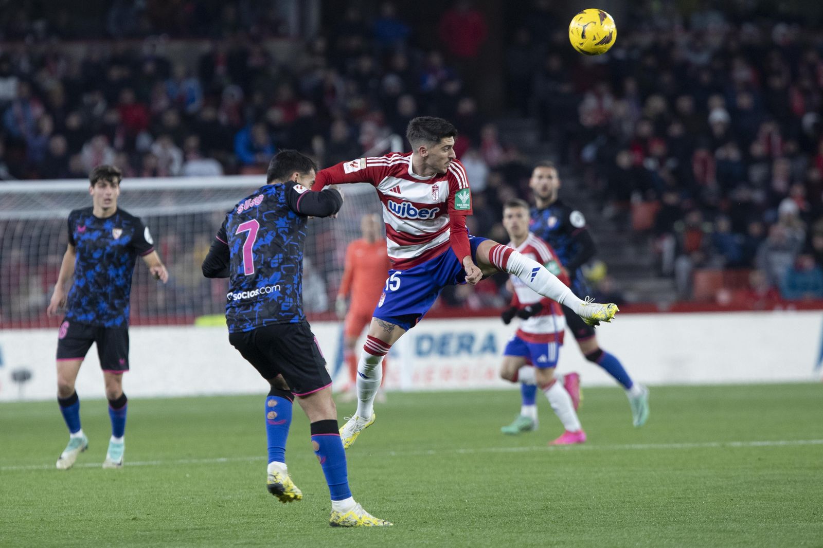 Carlos Neva despeja el balón de cabeza en el partido de la primera vuelta.
