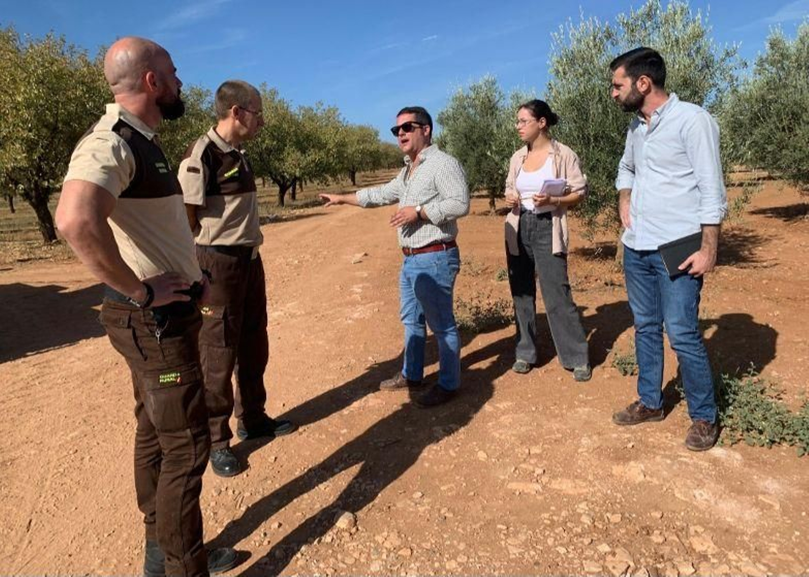 Dos de los ingenieros que trabajarán en la mejora de caminos rurales.