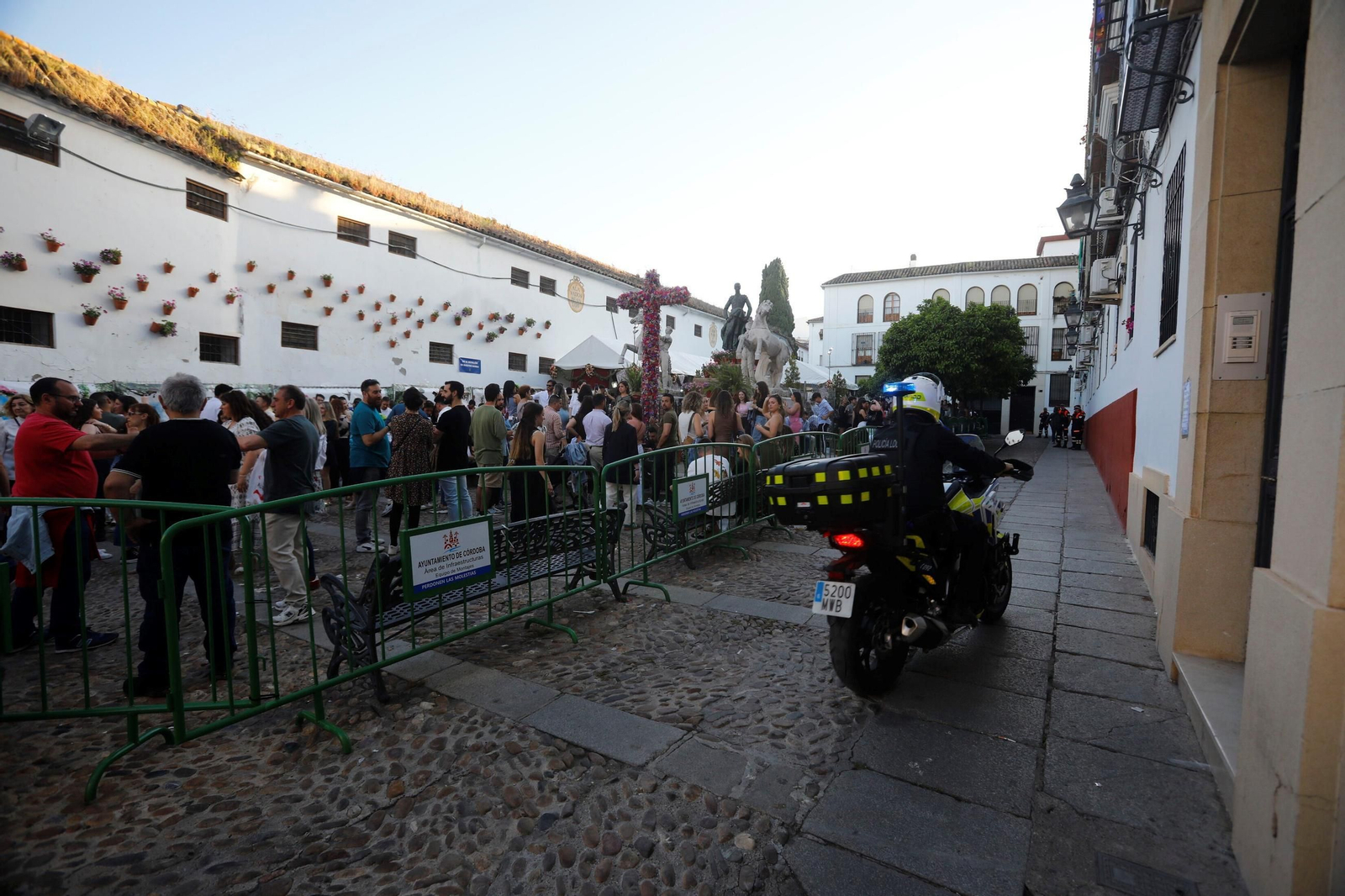 Las mejores fotos de unas Cruces de Córdoba abarrotadas para dar la bienvenida al fin de semana