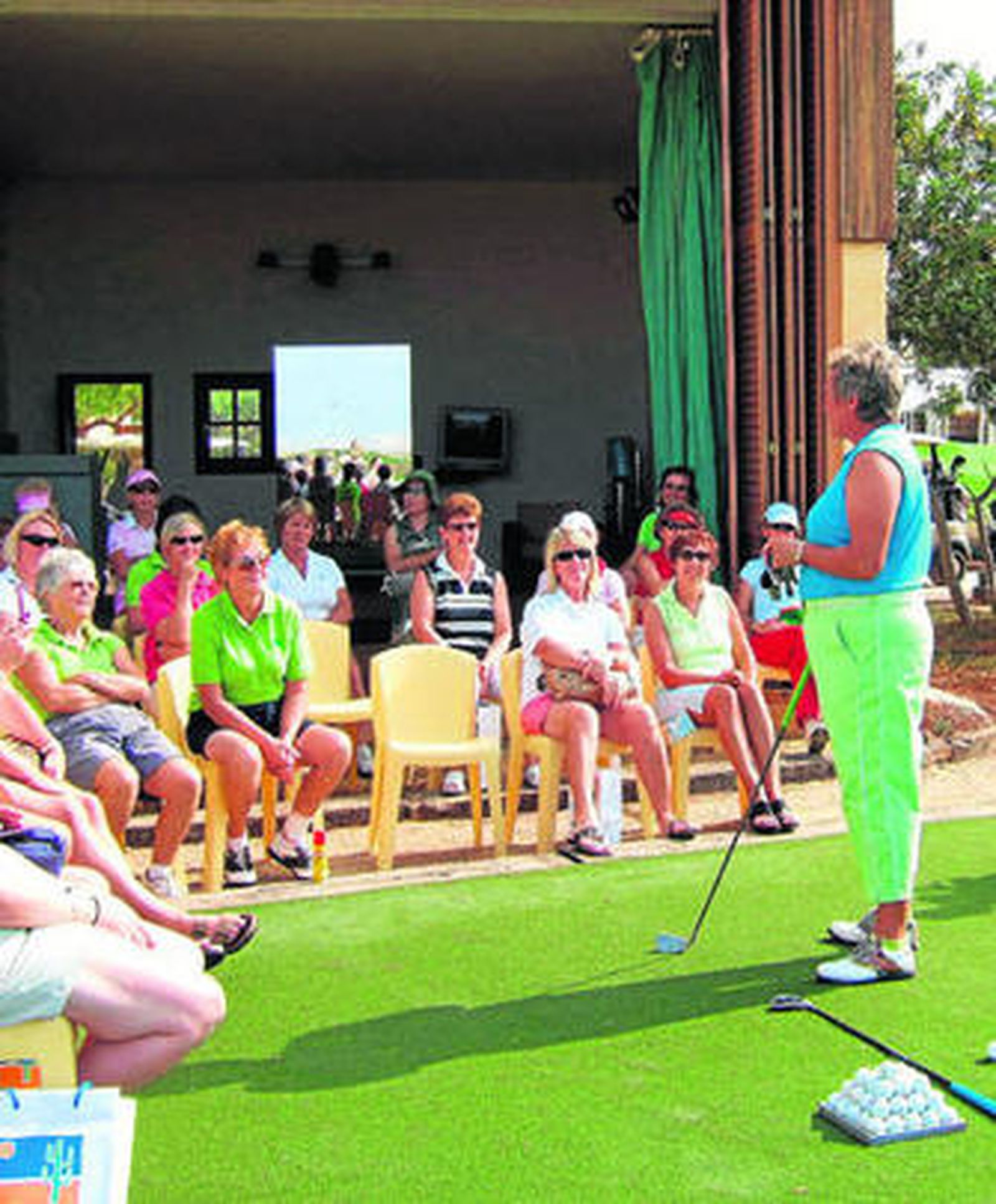 Una monitora en un curso de golf en el complejo Desert Springs de Cuevas del Almanzora.