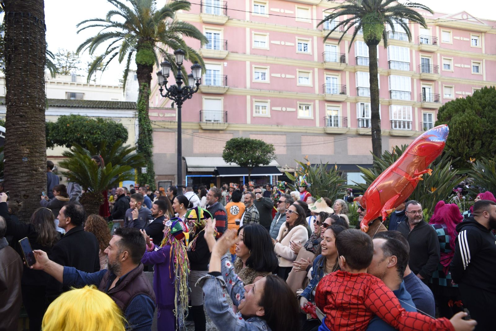 Búscate en las fotos de la fiesta en la calle del sábado en el Carnaval de la Concha Fina de La Línea