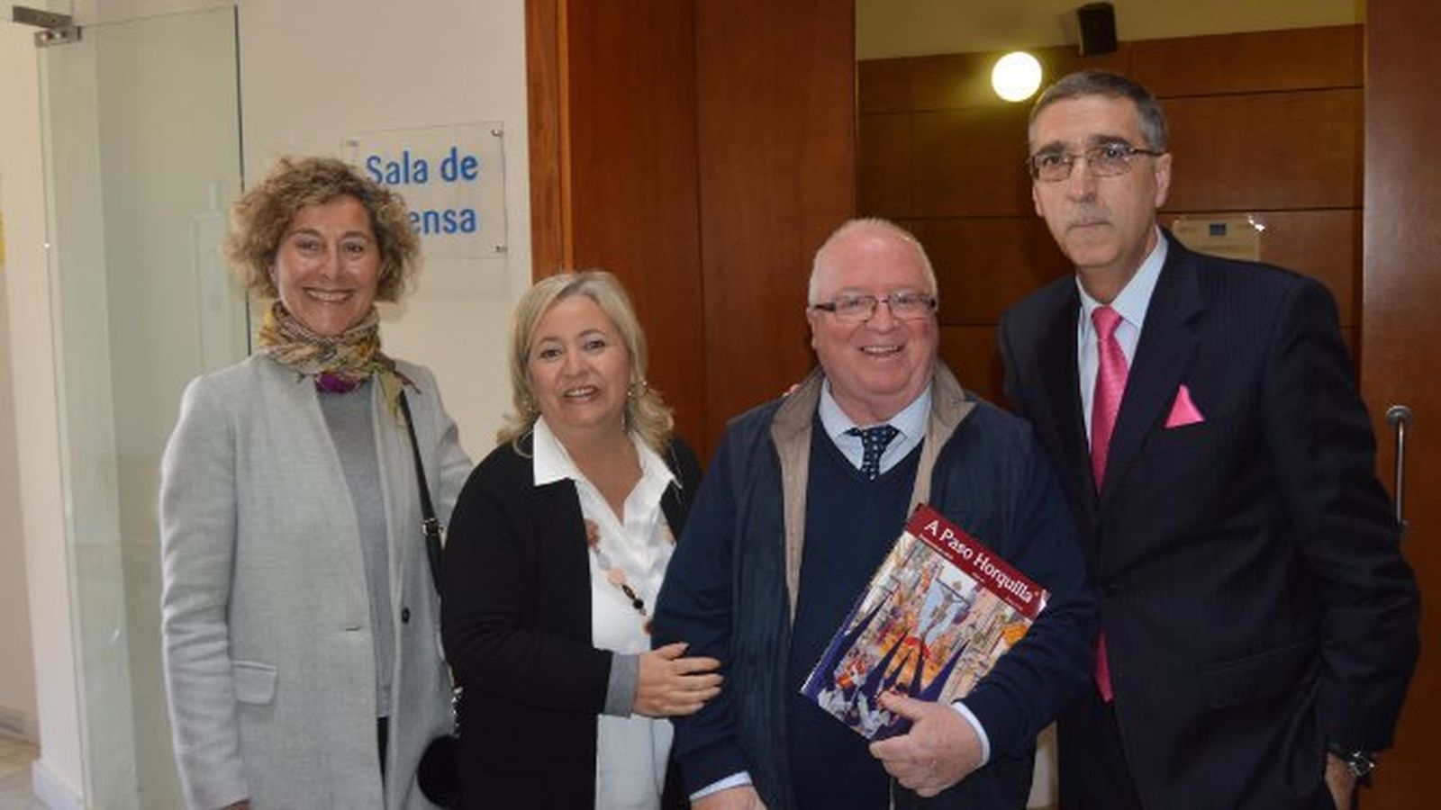 Mónica de Ramón, Inma Macías, Carlos Medina y Juan Manzorro, durante el cóctel, en la Fundación Cajasol.