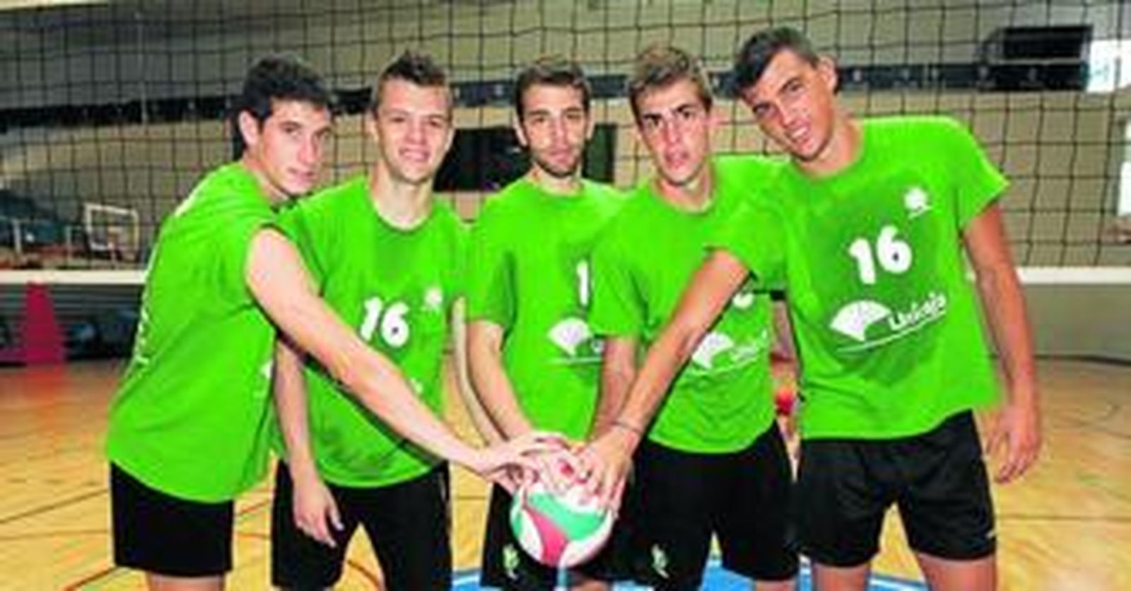 Los jóvenes del equipo ahorrador llevan trabajando desde el primer día en el Pabellón Moisés Ruiz.