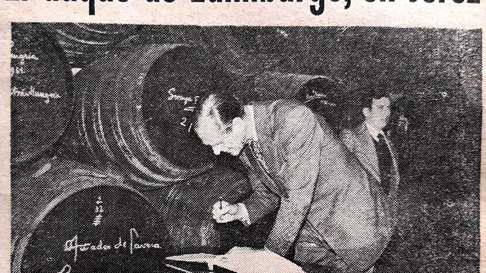 El duque de Edimburgo firma en el libro de visitas de González Byass, 1982. El duque de Edimburgo firma en el libro de visitas de González Byass, 1982.