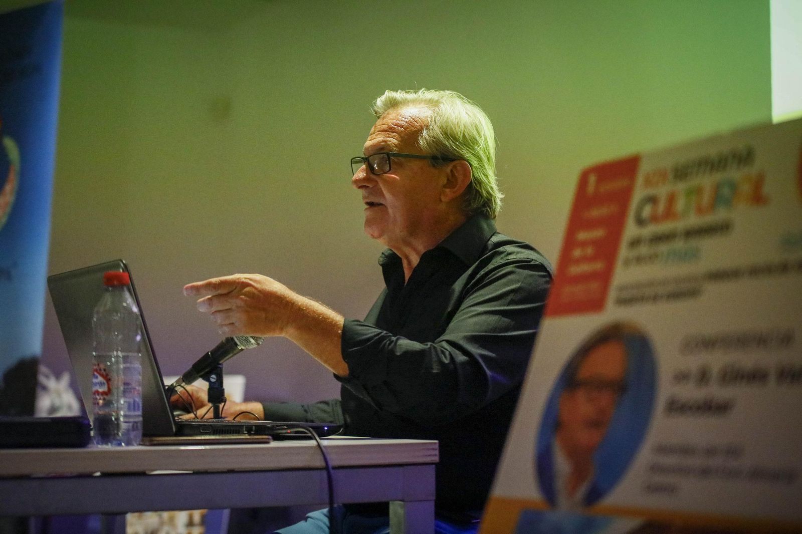 Las imágenes de la conferencia dentro de la "Semana Cultural Puerta Europa" de Ginés Valera en Almería