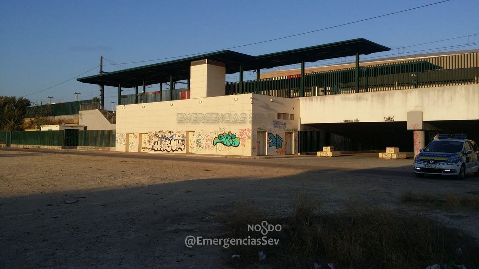 Un patrullero de la Policía Local junto al apeadero