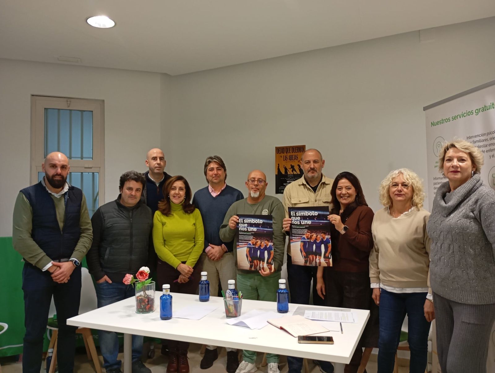 Representantes de los clubes jerezanos, junto a miembros de la Asociación Española contra el Cáncer.