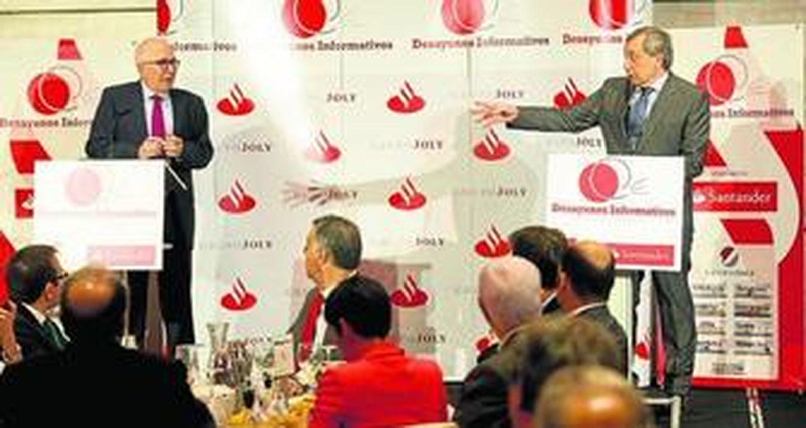 El consejero de Economía responde a las preguntas moderadas por el director de 'Málaga hoy', Antonio Méndez.