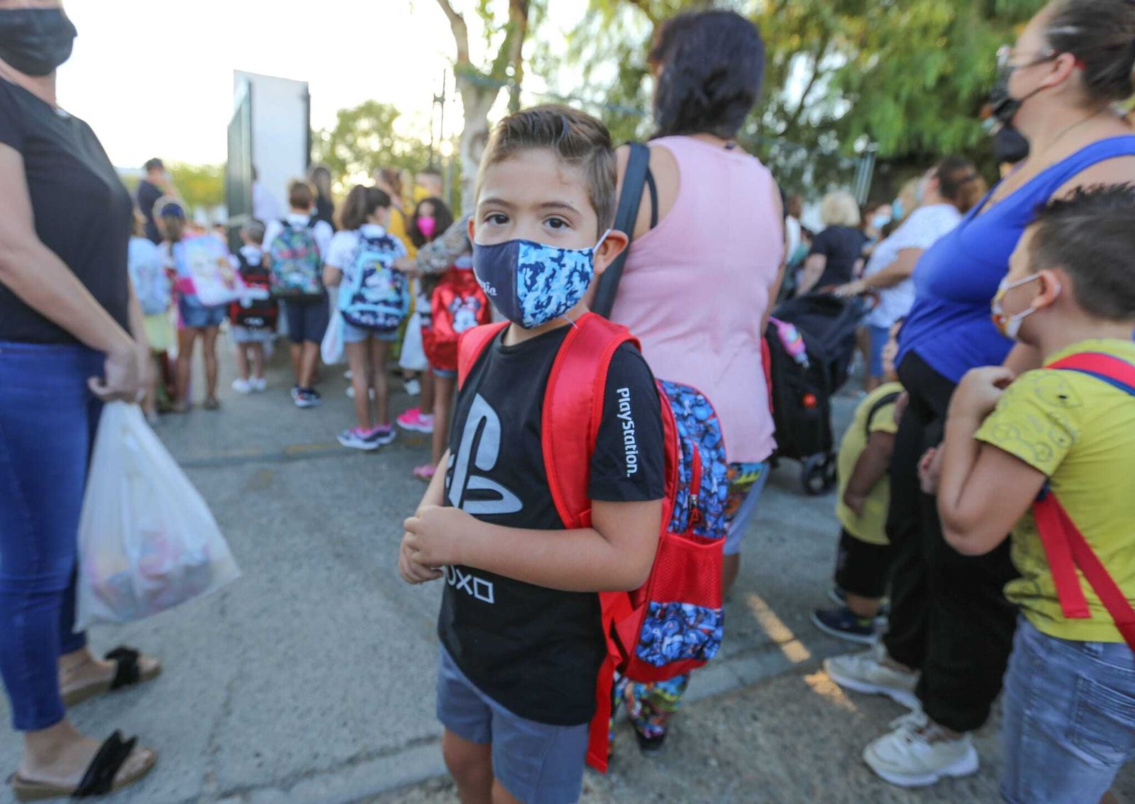 Un pequeño entra a clases por primera vez este curso en el CEIP Giner de los Ríos.
