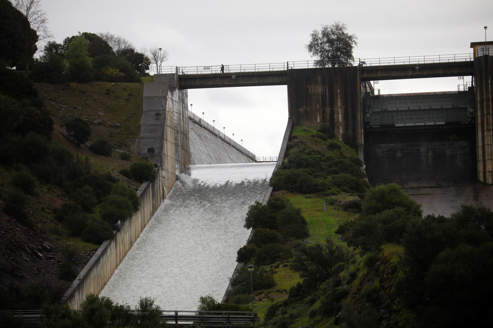 El desembalse del pantano de Navallana, en imágenes