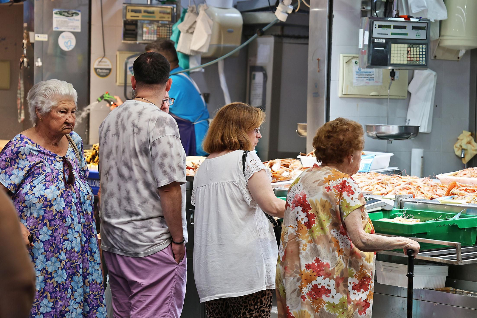 Imágenes de las compras en el entorno del Mercado del Carmen en la mañana de sábado