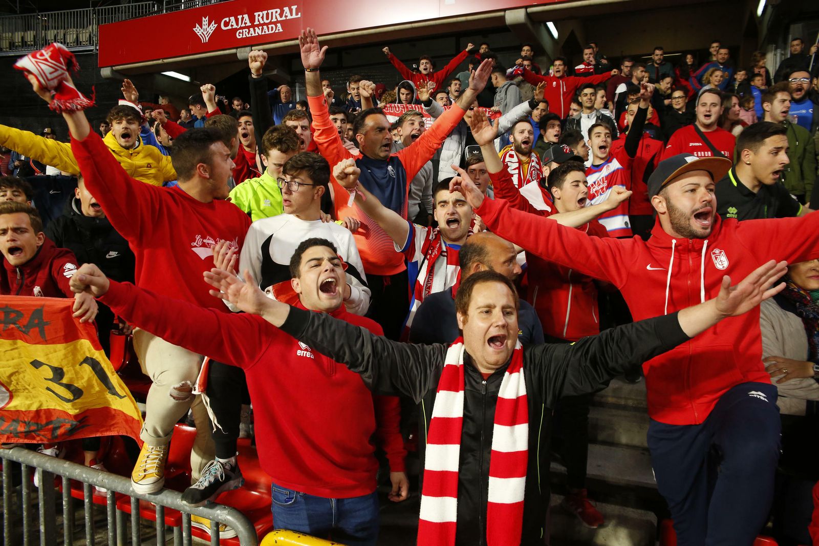Fotos: la afición 'bendice' al Granada CF en Los Cármenes antes del partido de Copa