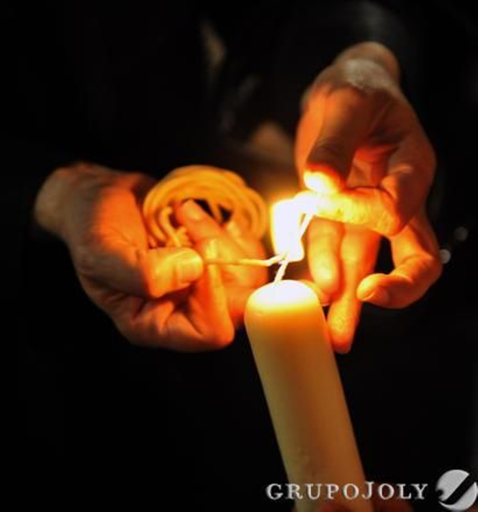 Detalle del encencido de cirios.

Foto: Juan Carlos Vazquez