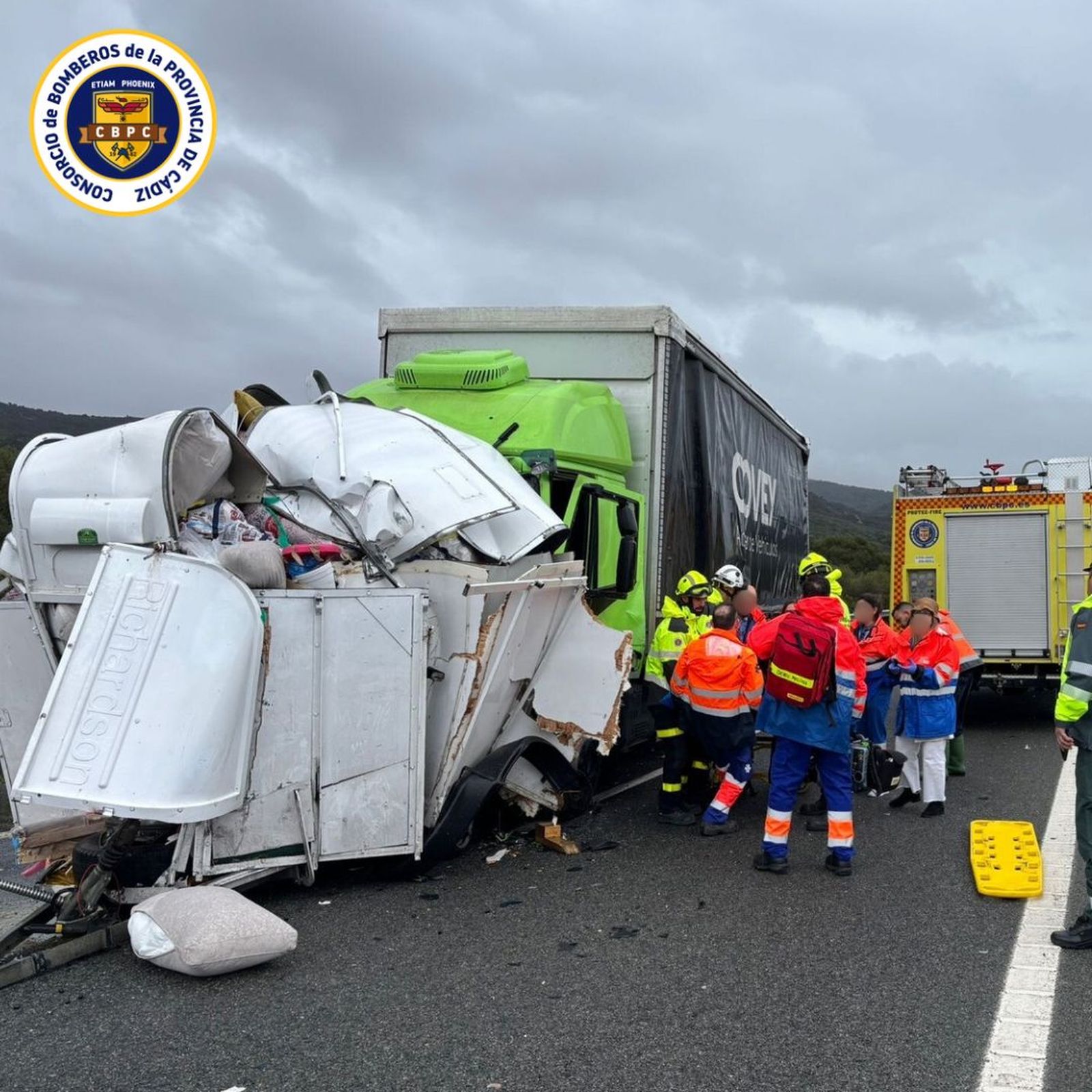 Intervención de bomberos y sanitarios en el lugar del accidente.
