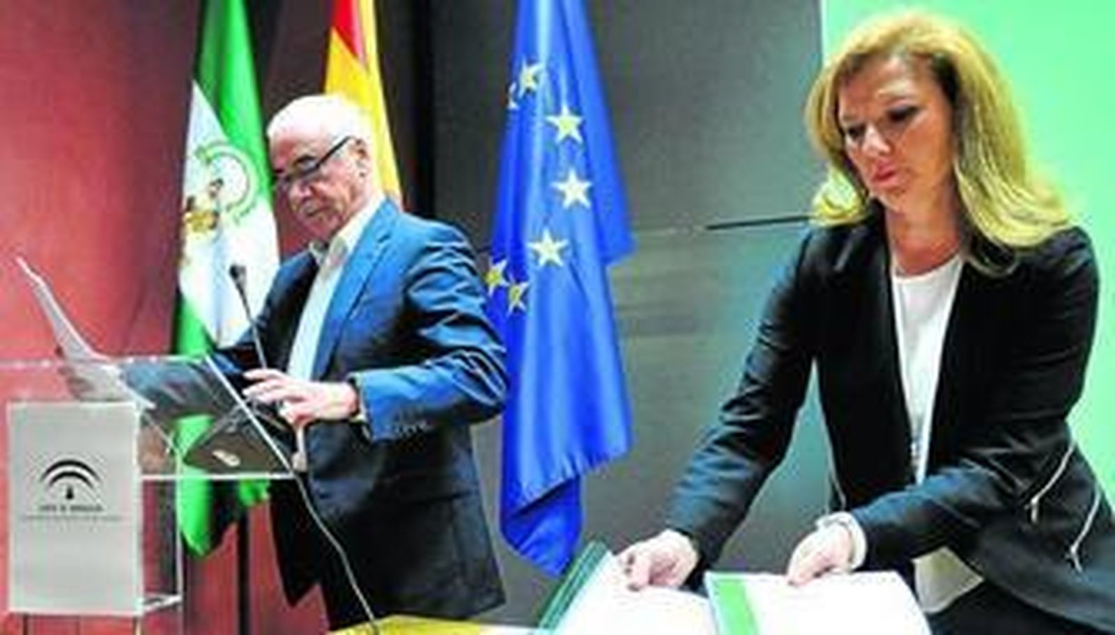 El consejero Luciano Alonso y la secretaria general de Educación, Elia Maldonado, que muestra varios ejemplares del decreto andaluz para Primaria.