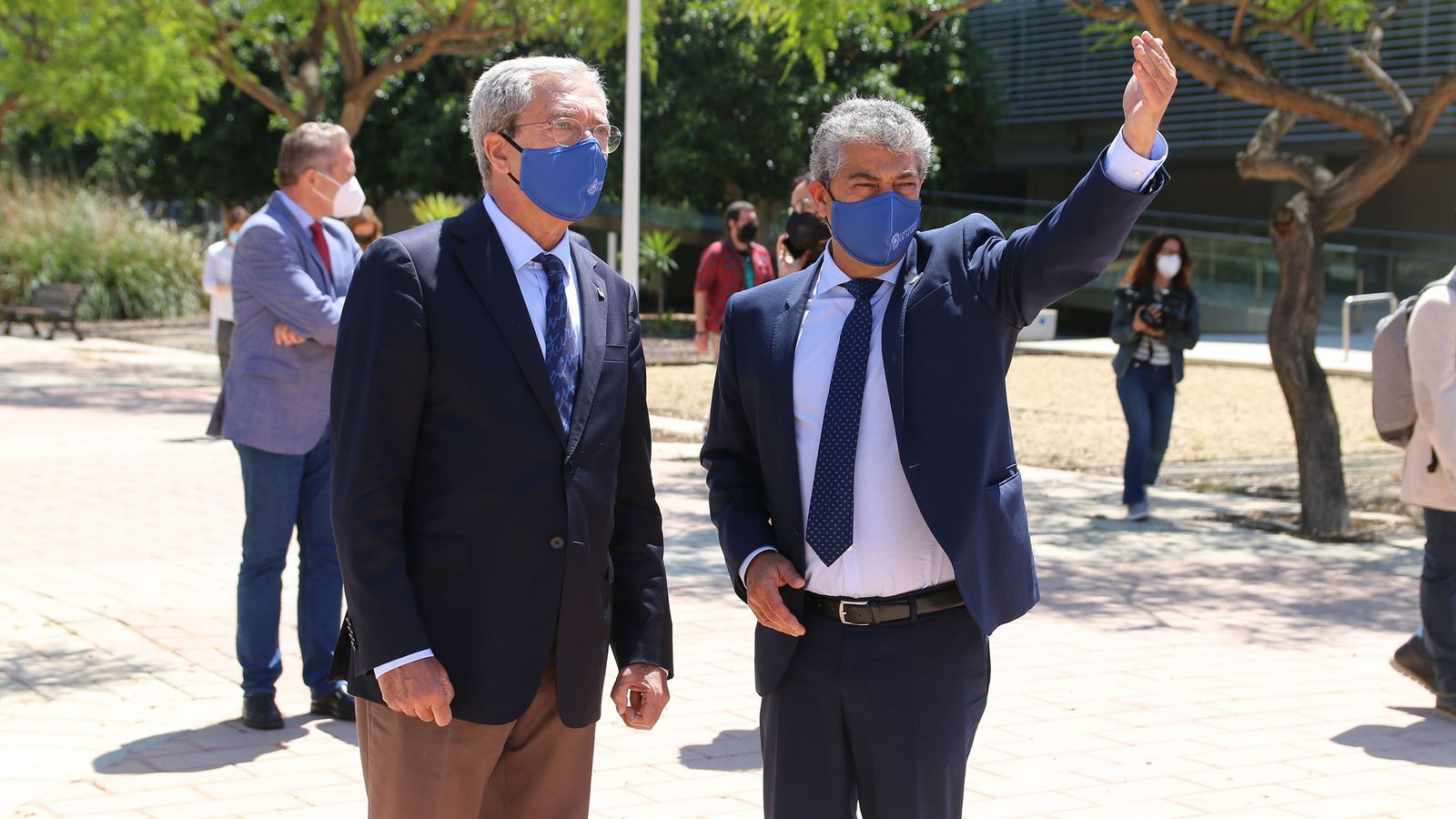 Carmelo Rodríguez, rector de la UAL, junto al consejero de Economía, Conocimiento, Empresas y Universidad, Rogelio Velasco, en su última visita al campus con motivo de la apertura del curso académico 2021/2022, cuando anunció que el grado de Medicina tenía ya el visto bueno del gobierno de la Junta de Andalucía.