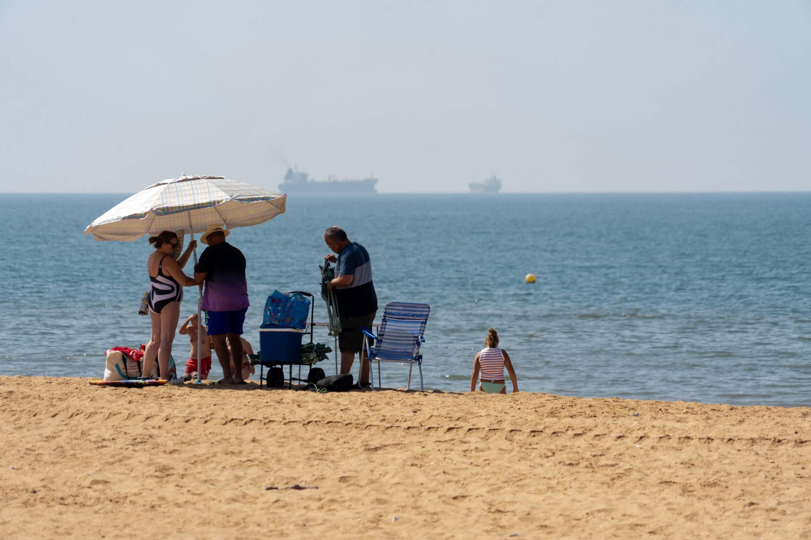 Una mañana de domingo en El Espigón, la playa de Huelva capital.