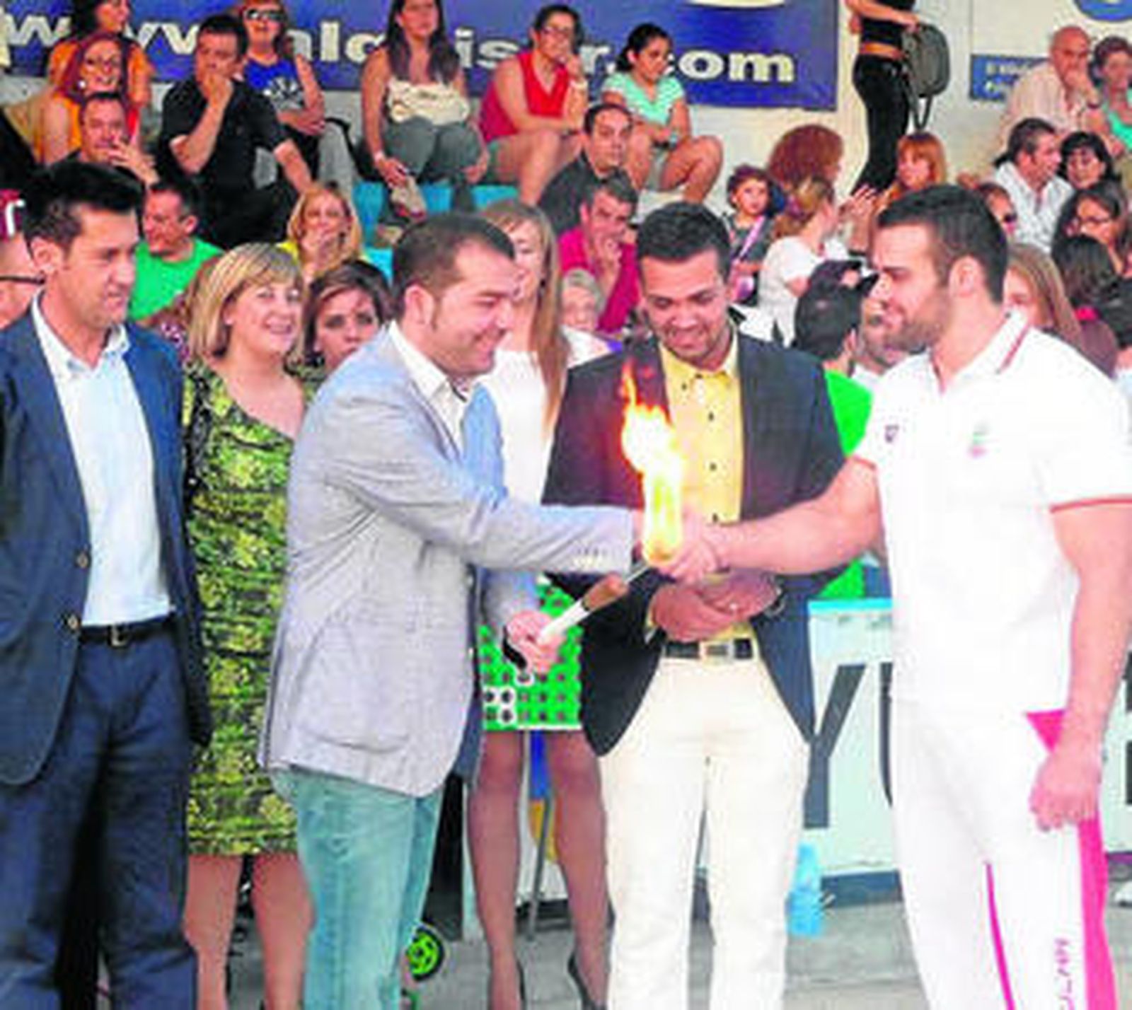 Momento del encendido de la antorcha de Barcelona 1992 en Maracena.