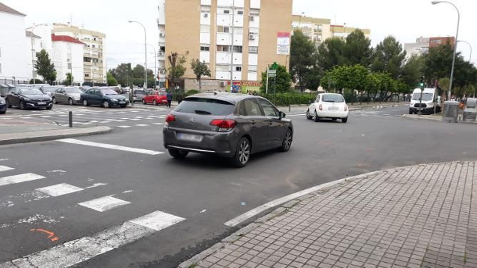 El cruce de la avenida de la Barzola con Camino de Cantalobos, el lugar de los hechos.
