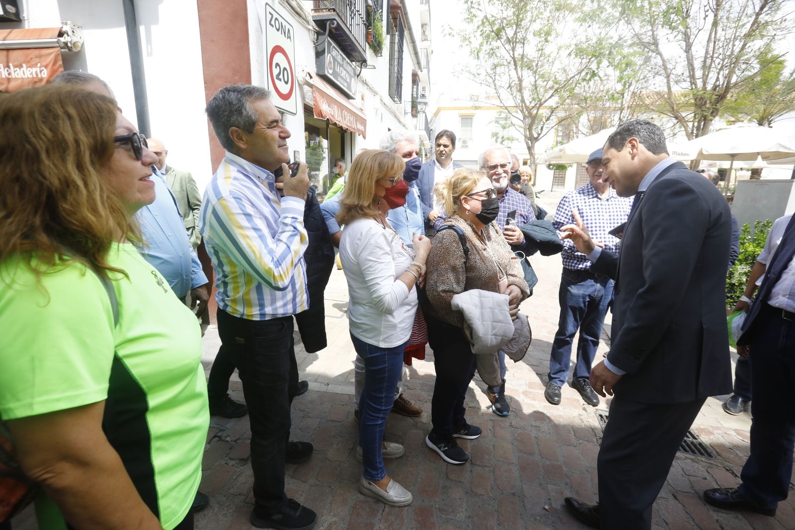 La visita de Juanma Moreno a los Patios de Córdoba, en imágenes.