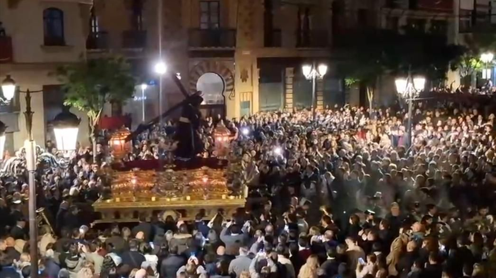 El Gran Poder a su paso por la plaza de la Campana en la Madrugá de Sevilla 2025
