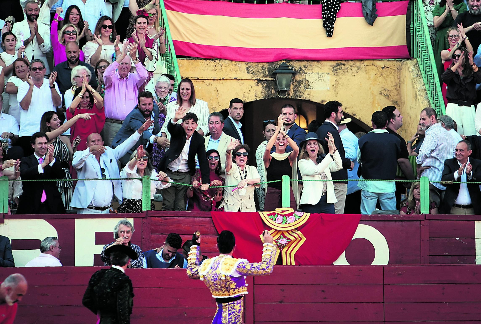 La infanta Elena y Victoria Federica disfrutan de una gran tarde de toros en la Feria de Jerez