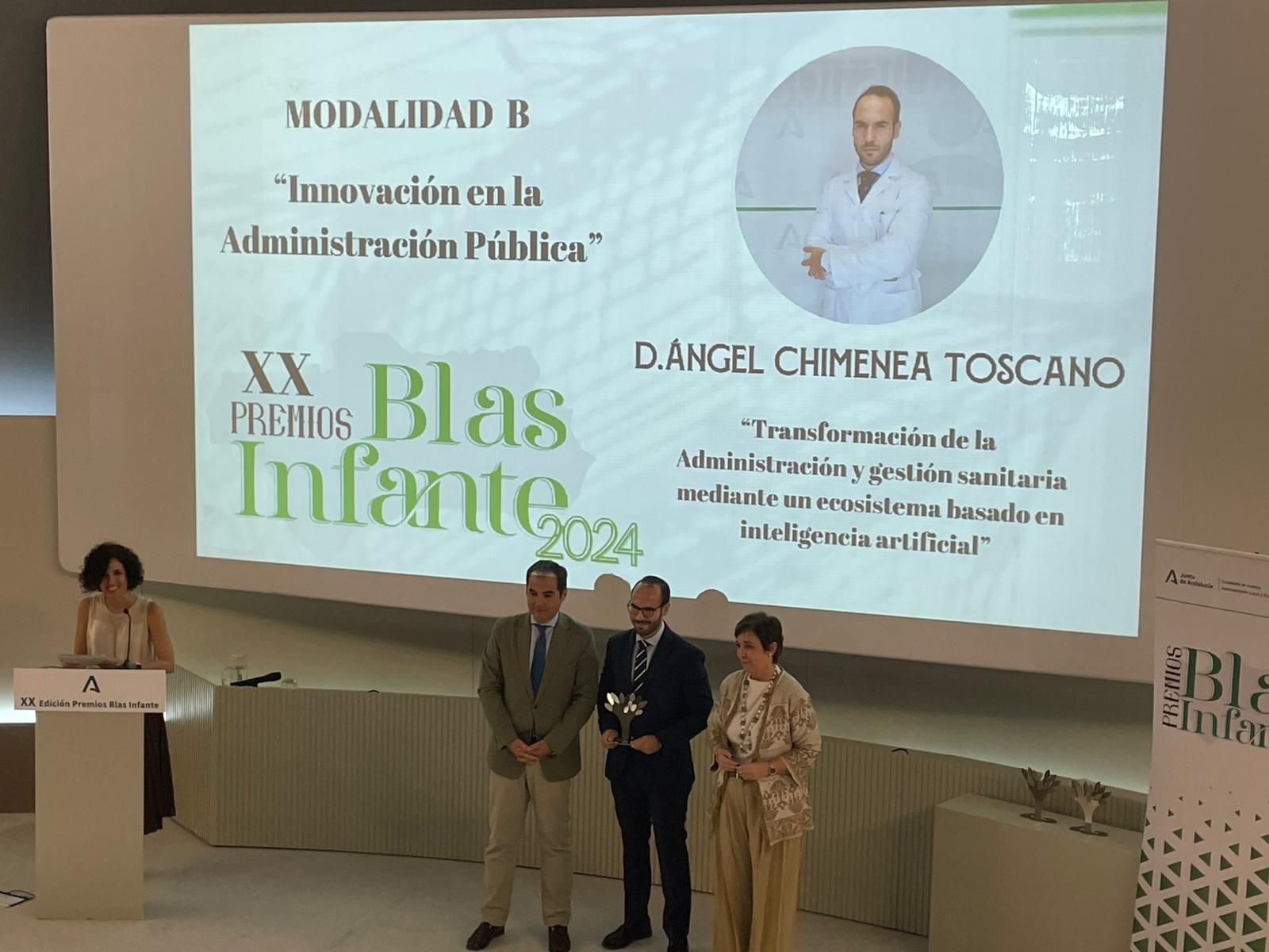 El doctor Ángel Chimenea Toscano tras recibir el premio.