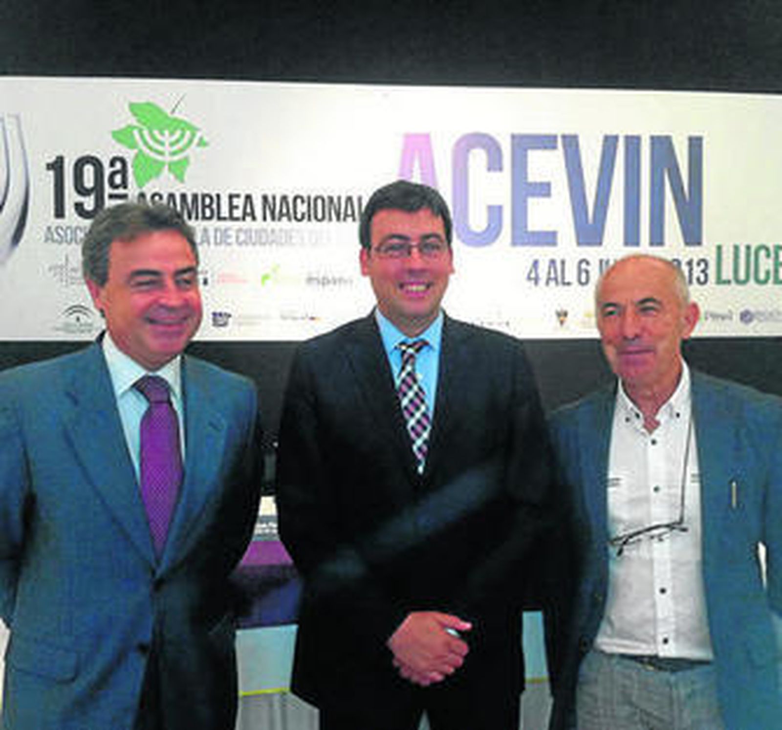 Antonio Real (i), ayer en Lucena junto a otros miembros de Acevin.