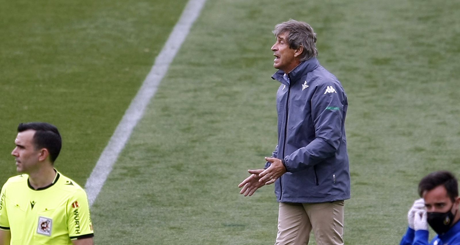 Manuel Pellegrini grita desde la banda del Martínez Valero.