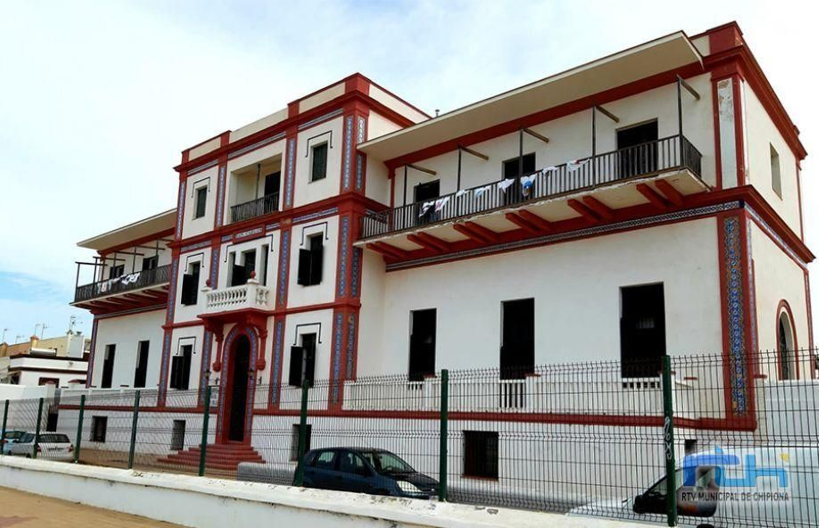 Una vista exterior de la residencia infantil San Carlos de Chipiona.
