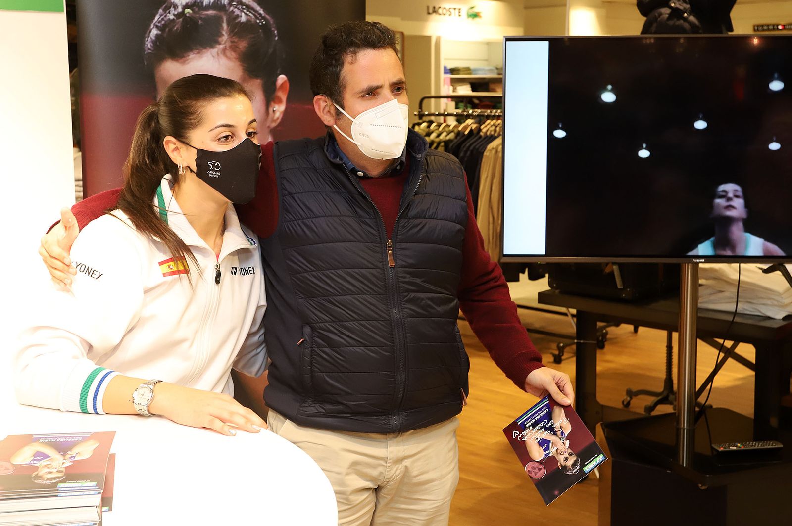 Huelva 2021: Carolina Marín firma autógrafos en el Corte Inglés de Huelva durante el Mundial de Bádminton