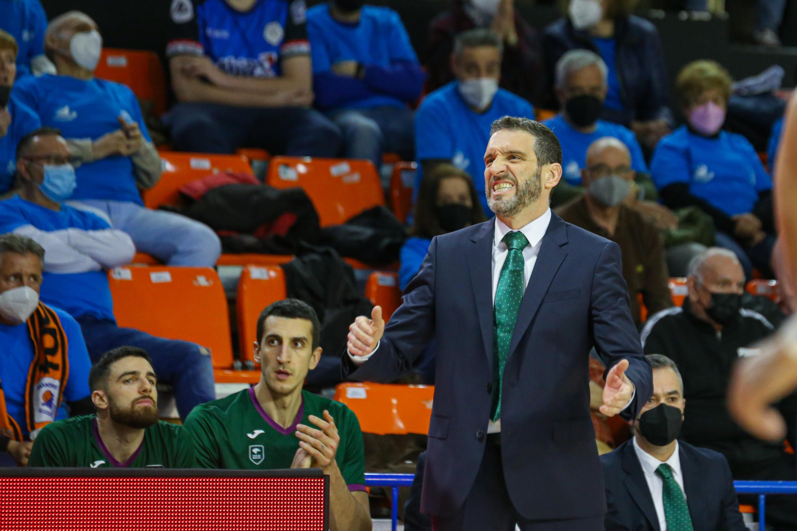 Ibon Navarro se lamenta en el banquillo.