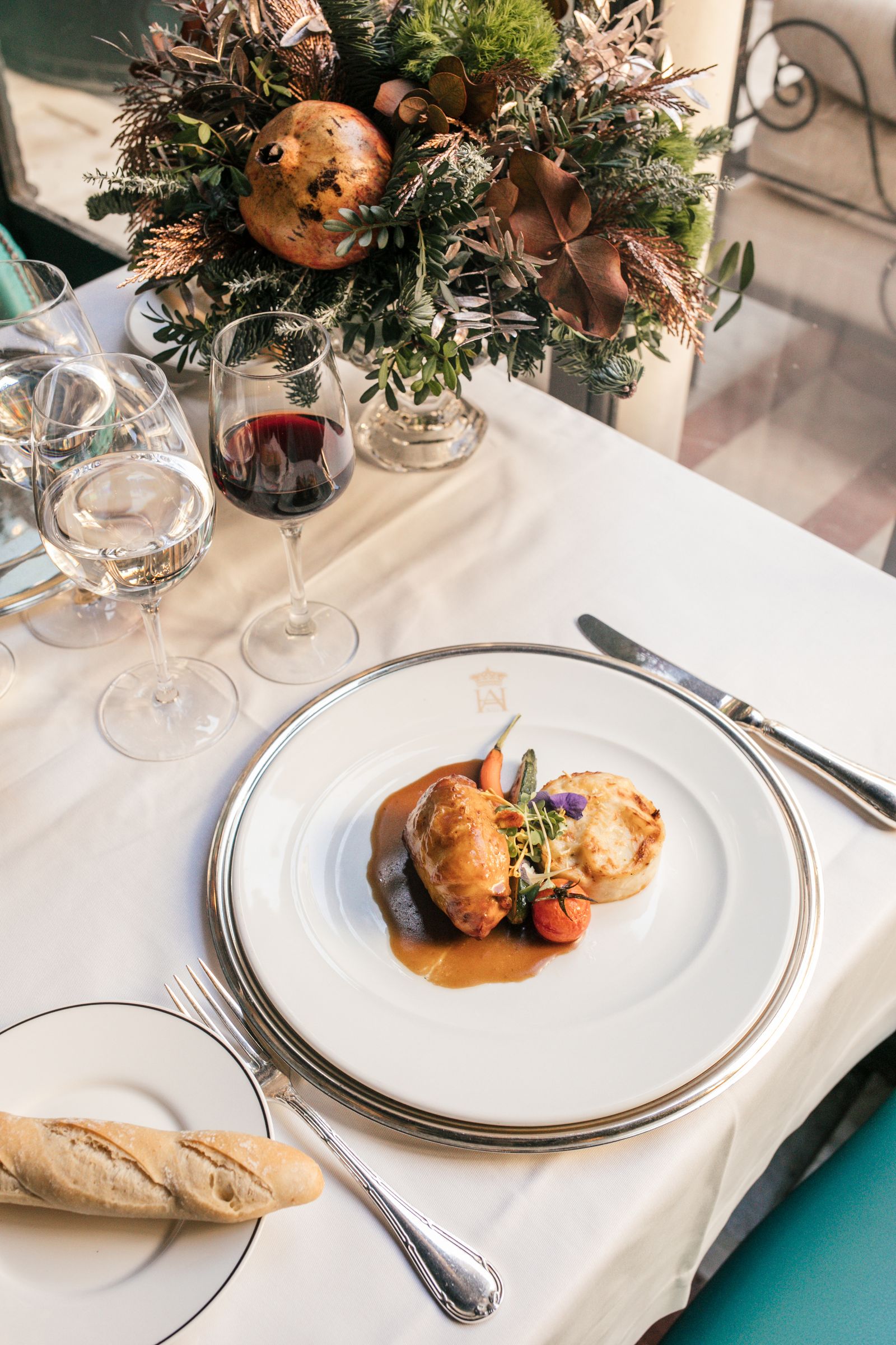 Pintada rellena de foie gras y setas con patatas a las finas hierbas y verduras asadas