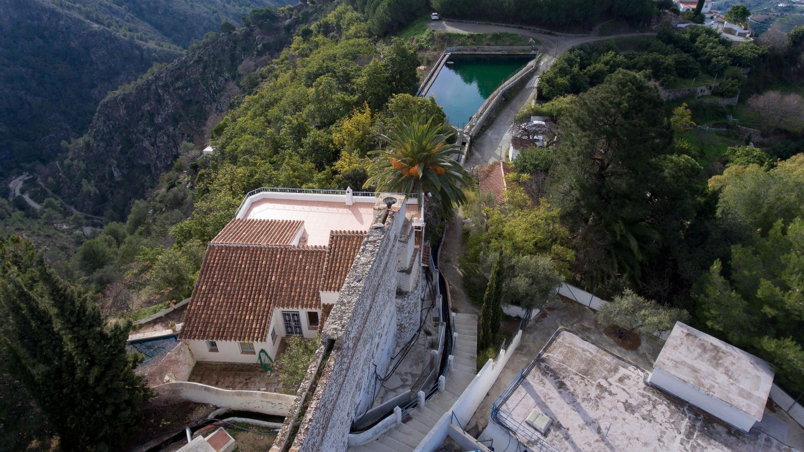 El Molino Alto y la acequia del Higuerón, parte del patrimonio hidráulico de Frigiliana. El Molino Alto y la acequia del Higuerón, parte del patrimonio hidráulico de Frigiliana.