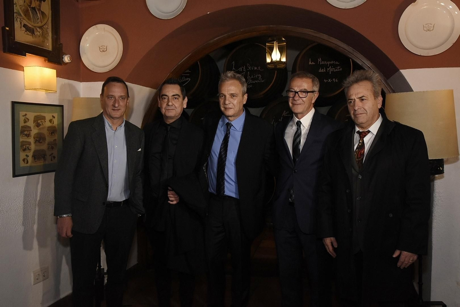 Los Hombres G posan con el ministro, José Guirao, esta noche en Bodegas Campos.