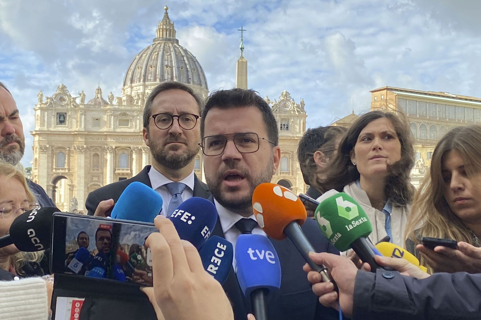 El presidente catalán, Pere Aragonès, atiende a los medios tras mantener una reunión con el papa Francisco en el Vaticano, este lunes.