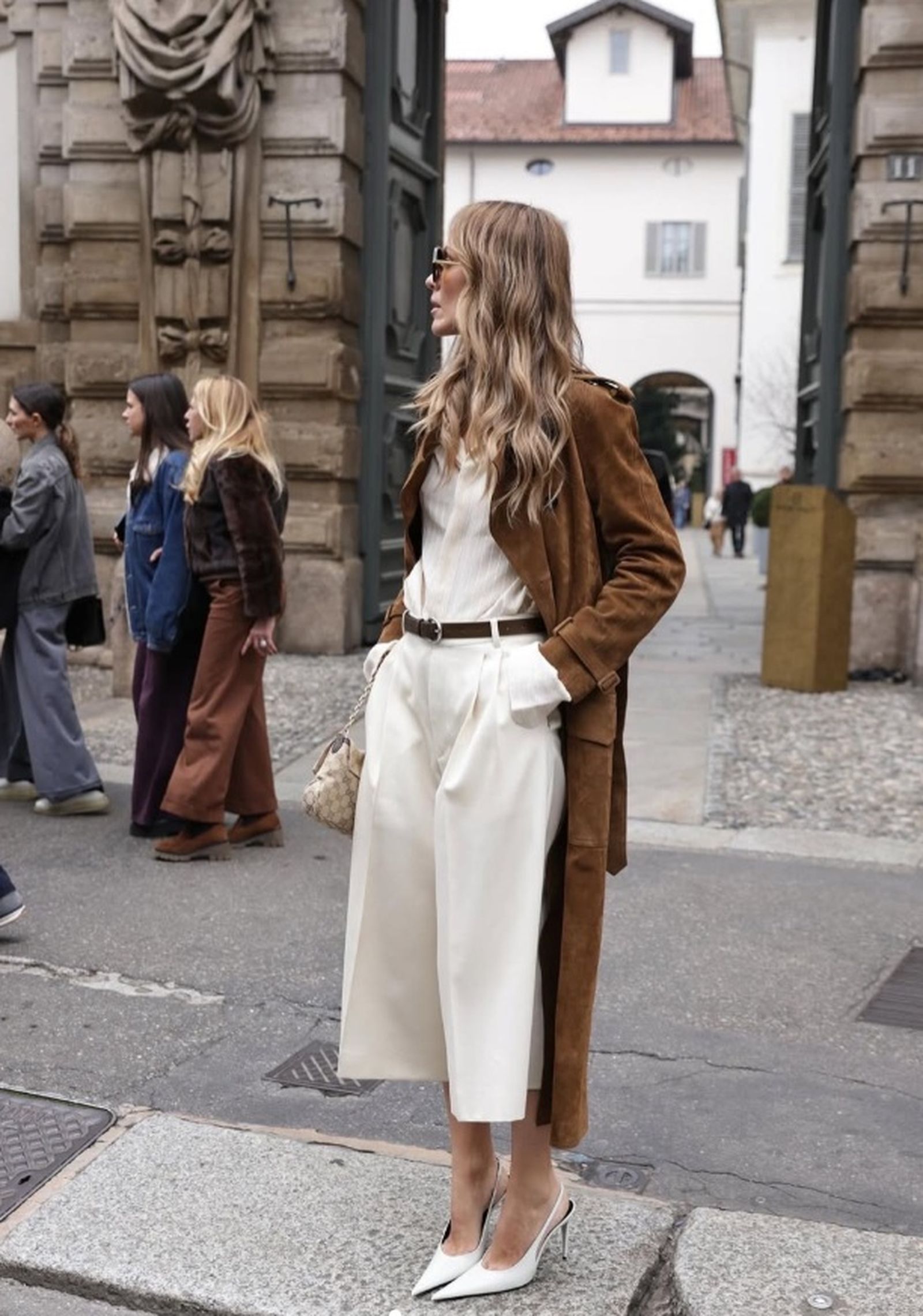 Si apuestas por unos pantalones de vestir en versión culotte, estiliza la figura con unos tacones y un look monocromático.