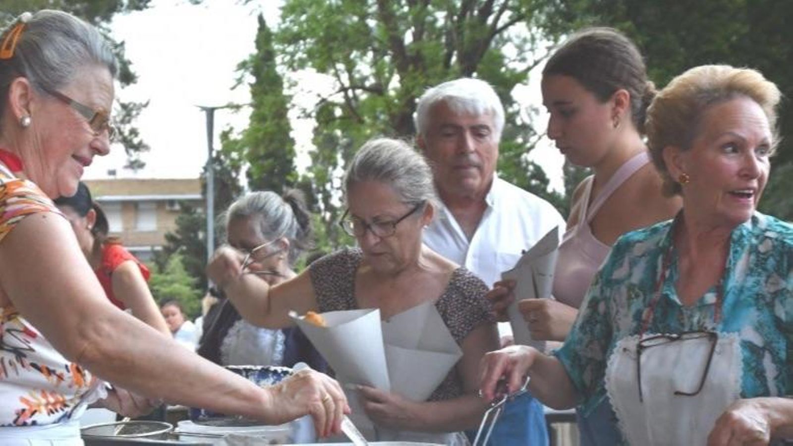 Mujeres de la Hermandad Sacramental haciendo pavías Mujeres de la Hermandad Sacramental haciendo pavías