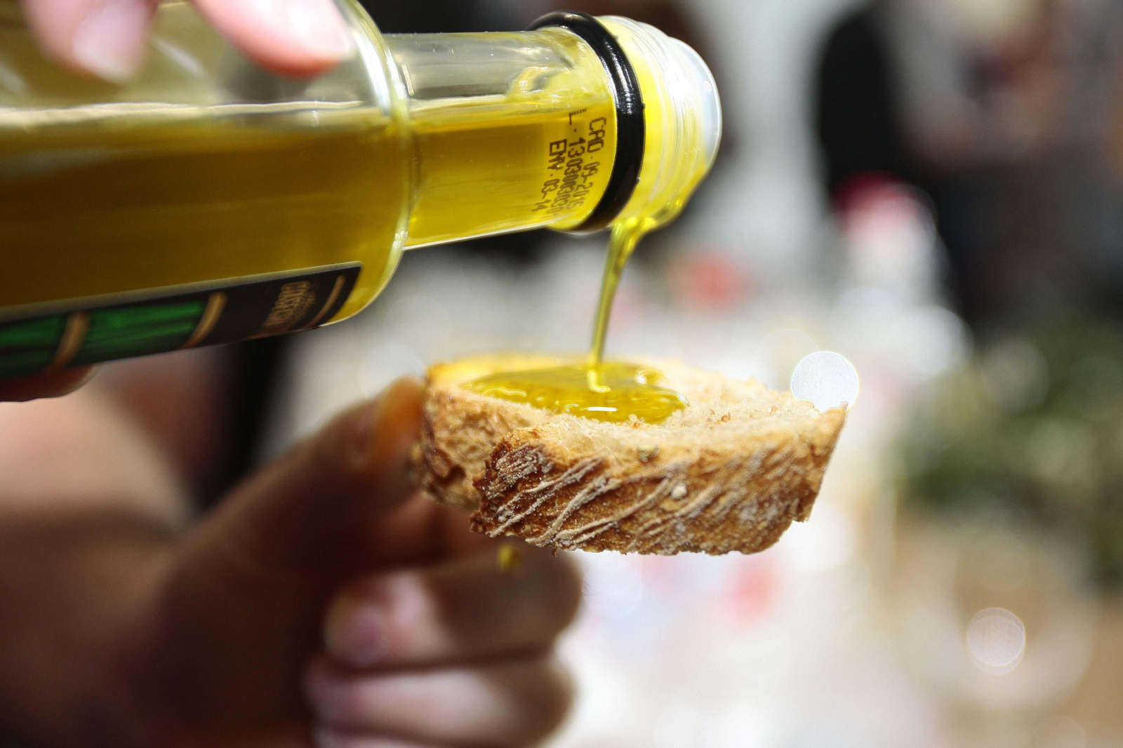 Aceite de oliva, sobre una rebanada de pan.