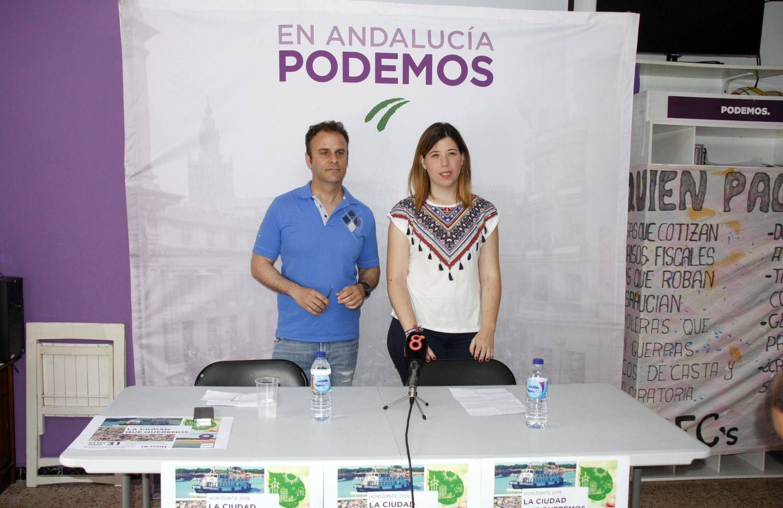 Alejandro Gutiérrez y Alexandra Orgaz, portavoces de Podemos, ayer en la sede de la calle Zarza.