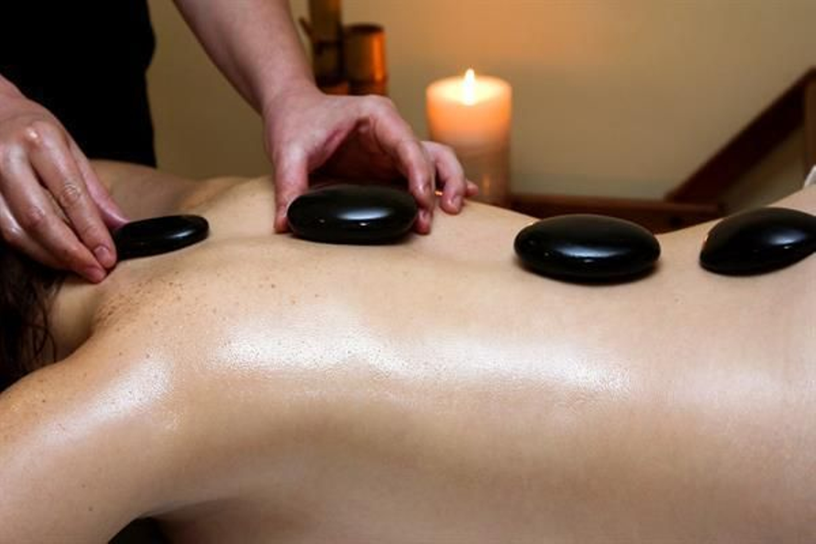 Masaje con aceite de oliva en el Spa Sierra de Cazorla.