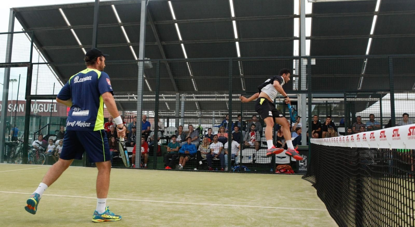 Un partido de pádel en las pistas deportivas de la localidad.