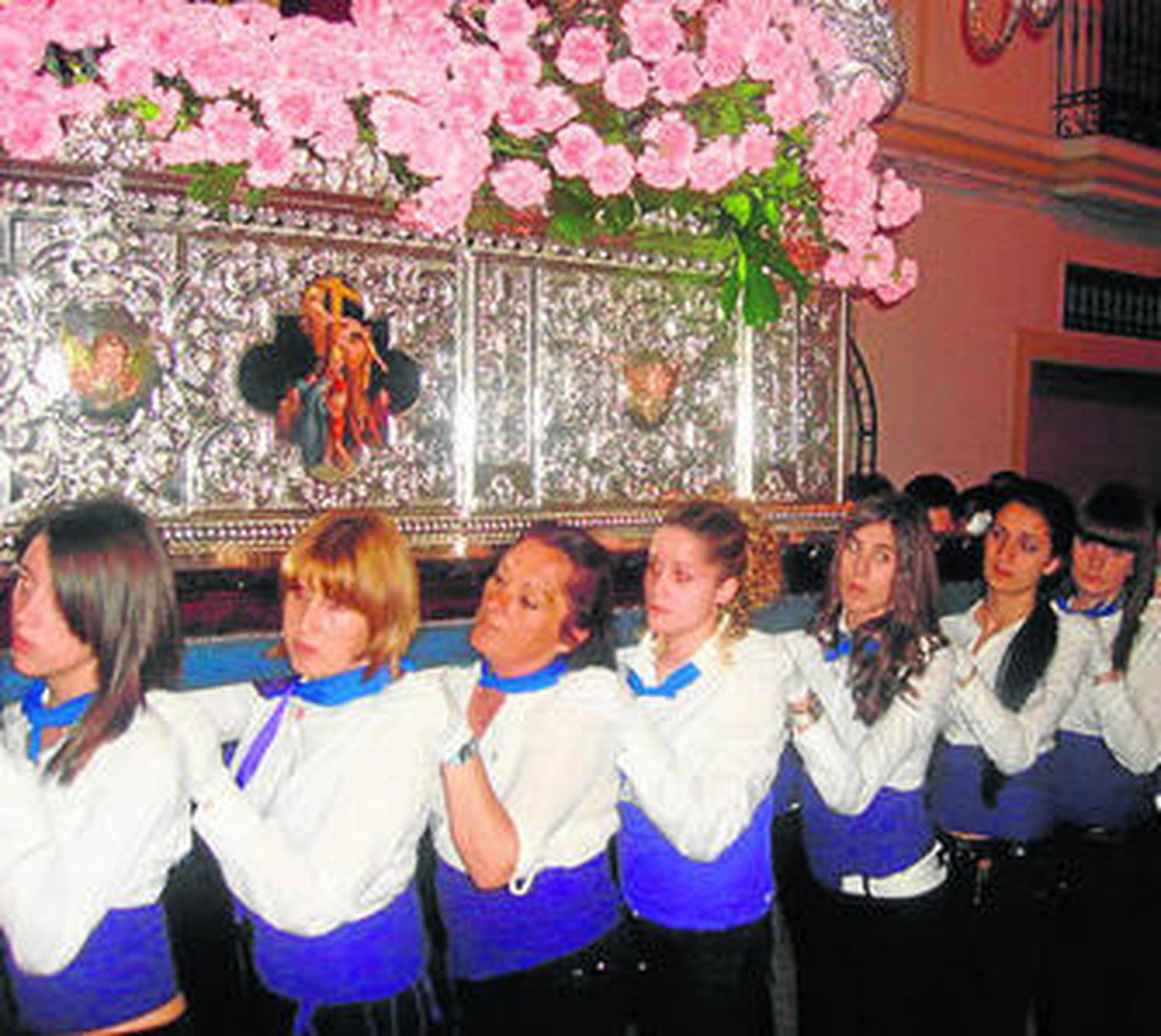 Las mujeres portan el trono de su Virgen.