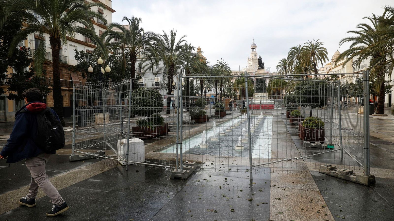 Fuente vallada en la plaza de San Juan de Dios.