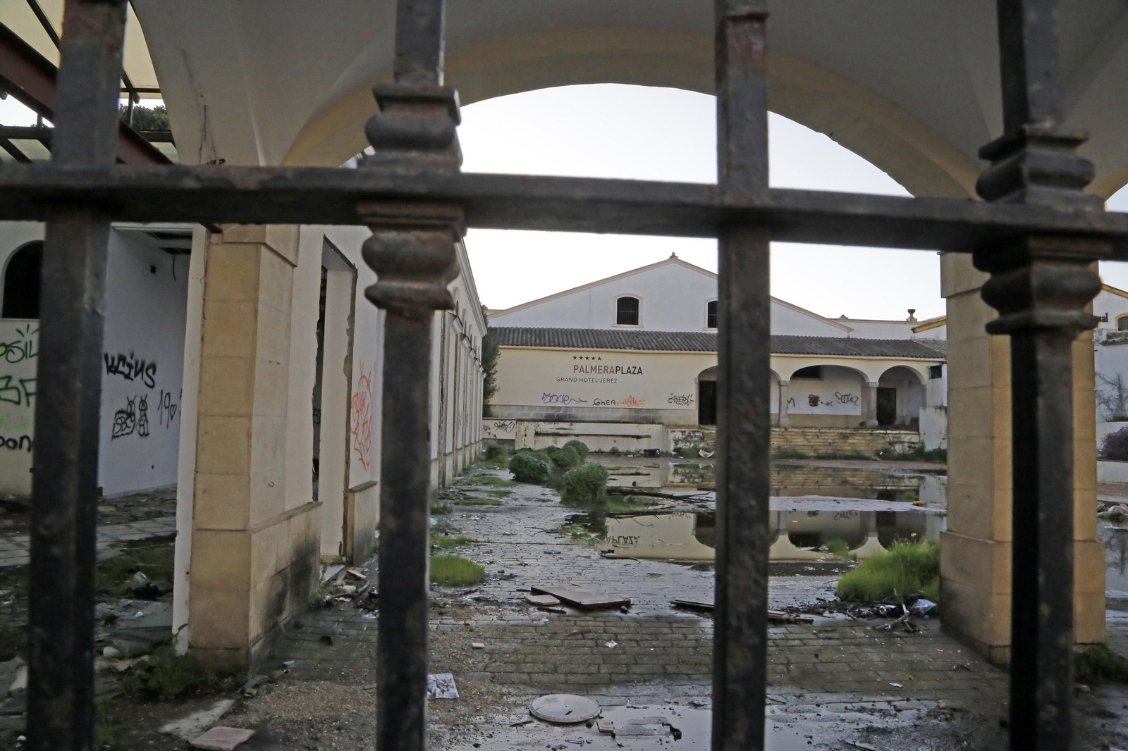 Imagen que presentaba ayer el hotel, cada día más deteriorado por la falta de mantenimiento y los continuos robos.